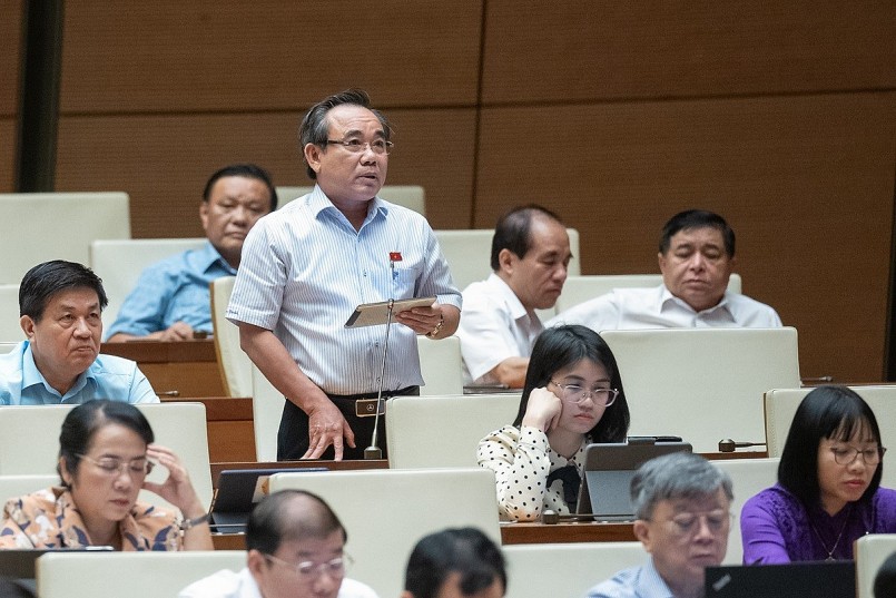 Đại biểu Lê Hữu Trí – Đoàn ĐBQH tỉnh Khánh Hoà phát biểu Đại biểu Lê Hữu Trí – Đoàn ĐBQH tỉnh Khánh Hoà phát biểu