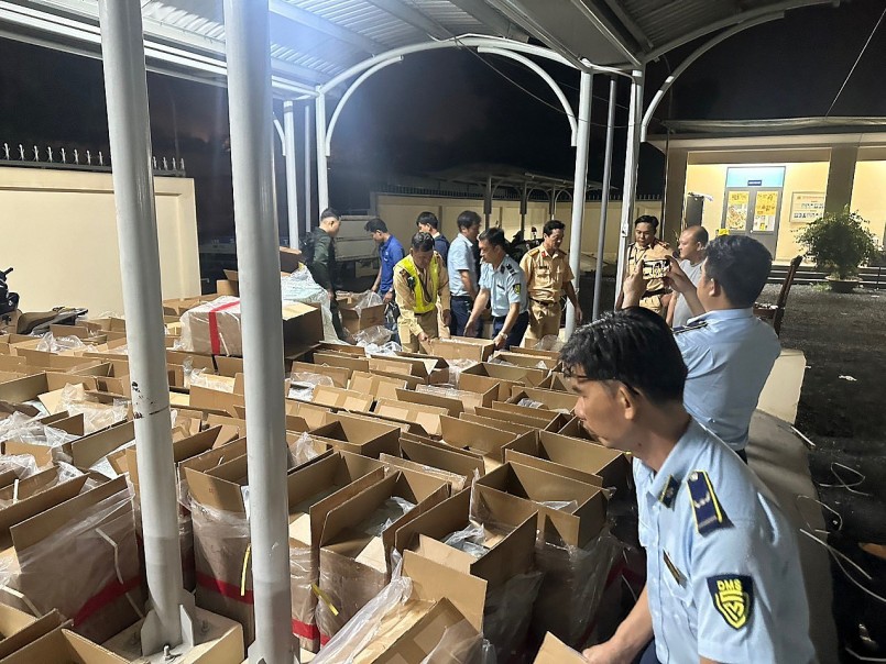 TP.HCM phát hiện xe tải vận chuyển 120.000 bao thuốc lá điếu nhập lậu, trị giá hơn 3.5 tỷ đồng