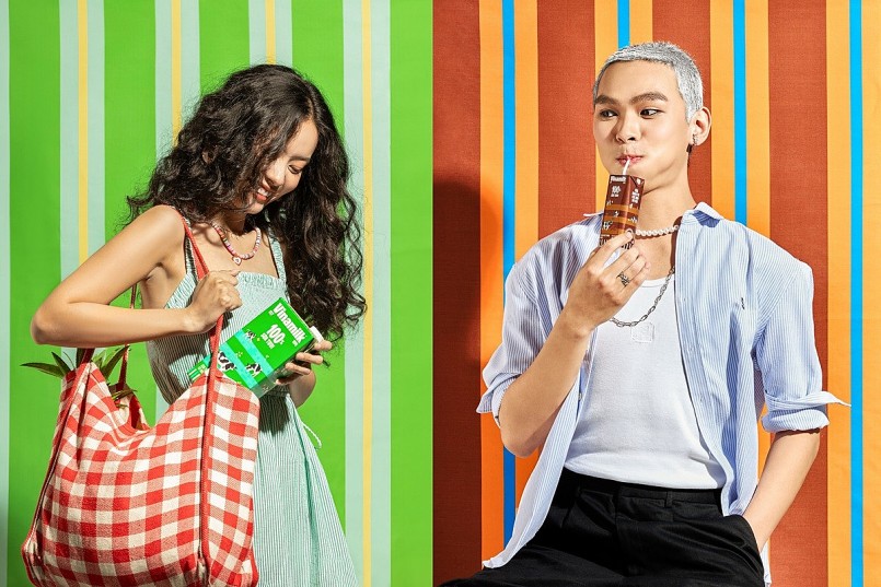 Hình ảnh mới ấn tượng, trẻ trung của Vinamilk sau khi “re-brand” với thông điệp “Táo bạo, tự tin, luôn là chính mình”. Hình ảnh mới ấn tượng, trẻ trung của Vinamilk sau khi “re-brand” với thông điệp “Táo bạo, tự tin, luôn là chính mình”.
