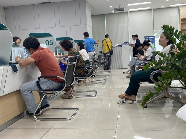 Người dân xếp hàng chờ cài đặt sinh trắc học tại ngân hàng ngày 2/7.