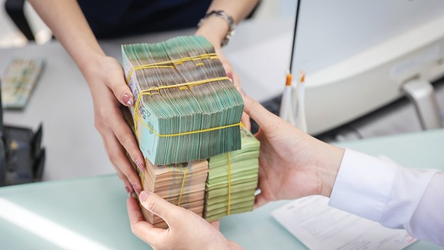 Hàng loạt ngân hàng tăng lãi suất huy động để giữ chân nguồn tiền?