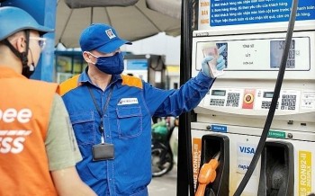 Giá xăng RON 95 vượt 23.500 đồng/lít