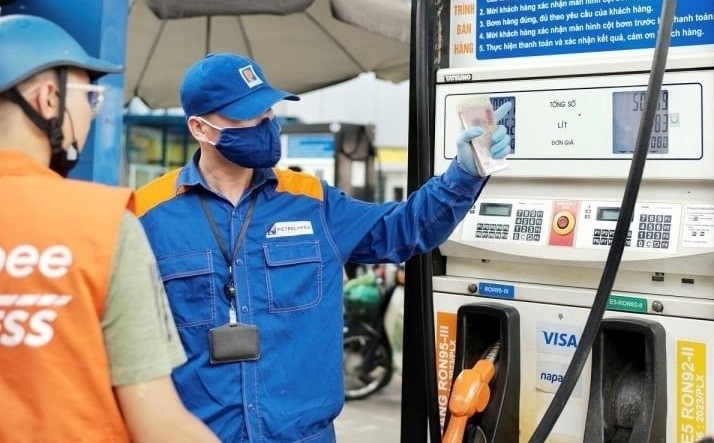 giá xăng RON 95 vượt 23.500 đồng/lít