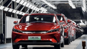 Cuộc cạnh tranh khốc liệt giữa xe ô tô điện và xe truyền thống