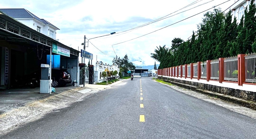 Nhà cửa tại làng Tân Hà được xây dựng trật tự, chỉn chủ.