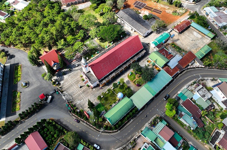 Nhà thơ Tân Hà lấy làm trung tâm của ngôi làng.