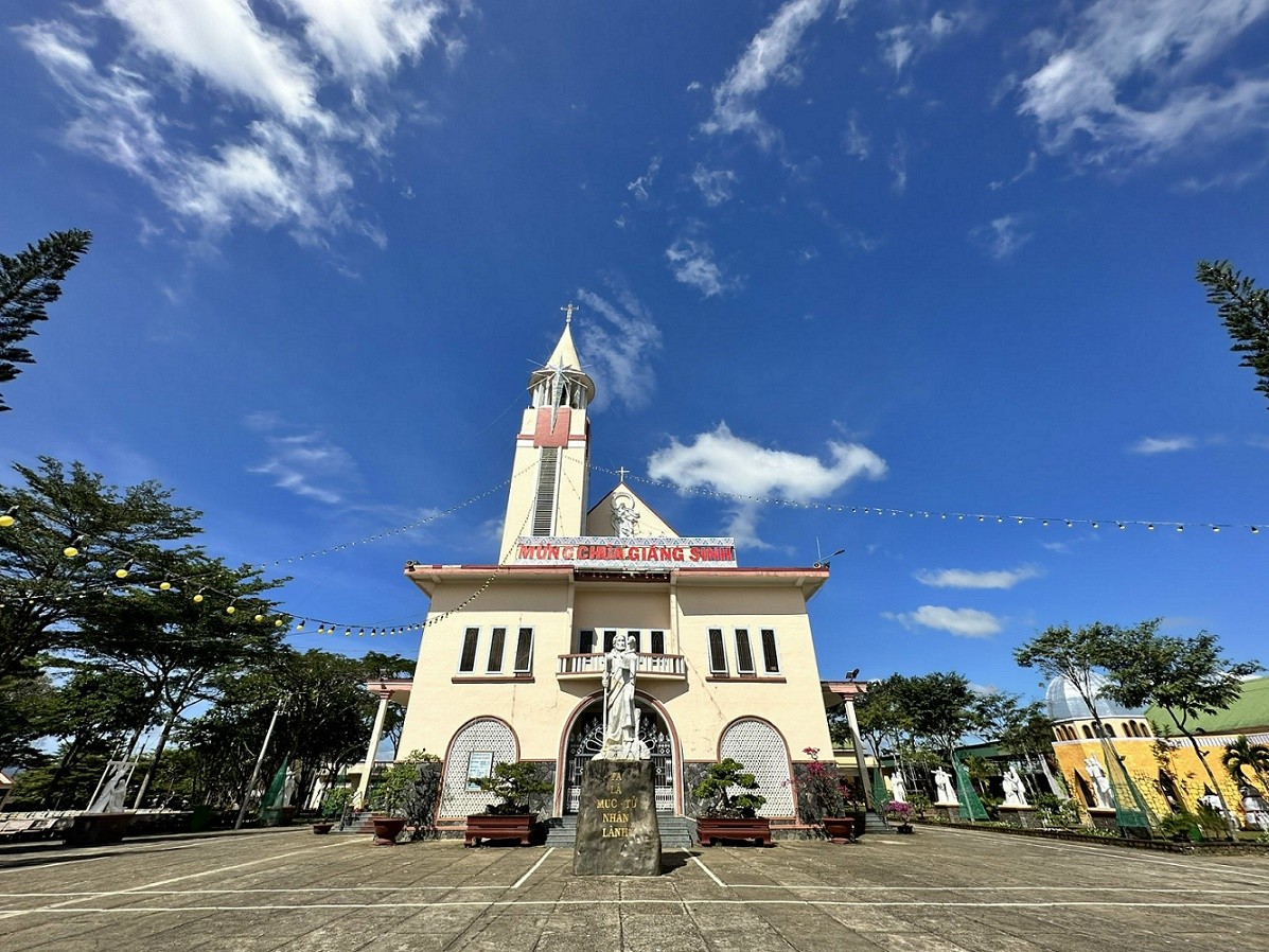 Cận cảnh nhà thờ Tân Hà trong một buổi sáng đẹp trời.