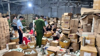 Hà Nội tạm giữ lượng lớn mỹ phẩm, kem đánh răng trẻ em hết hạn sử dụng đang dập date mới