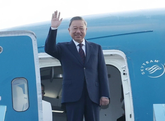 Chủ tịch nước Tô Lâm tới Thủ đô Vientine, bắt đầu chuyến thăm cấp Nhà nước tới CHDCND Lào theo lời mời của Tổng Bí thư, Chủ tịch nước CHDCND Lào Thongloun Sisoulith - Ảnh: TTXVN