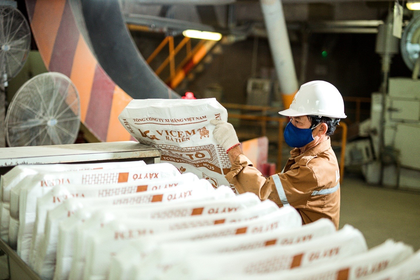 Tổng công ty Xi măng Việt Nam (Vicem) lỗ khoảng 863 tỷ đồng nửa đầu năm. Tổng công ty Xi măng Việt Nam (Vicem) lỗ khoảng 863 tỷ đồng nửa đầu năm.