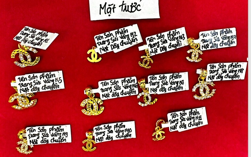 Hình ảnh mặt dây truyền vàng trang sức giả mạo nhãn hiệu của Chanel.