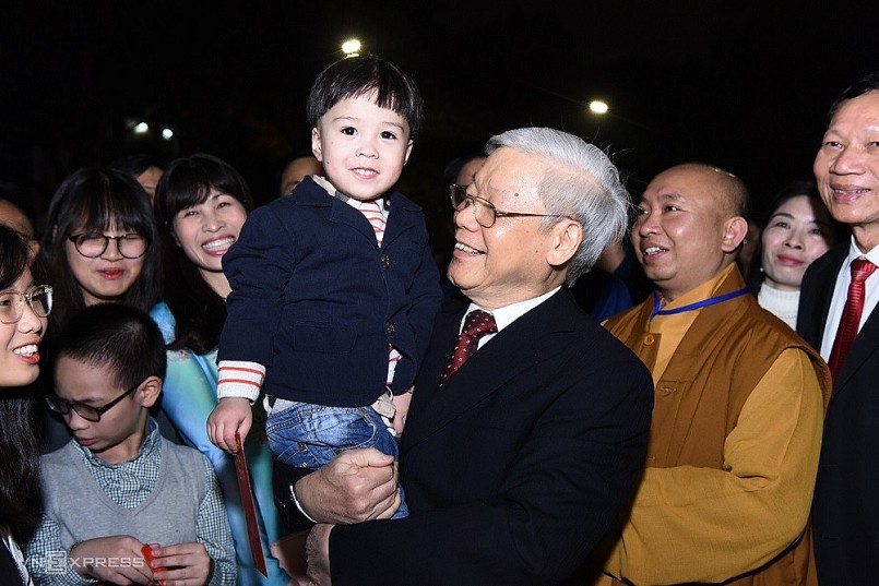 Tổng Bí thư Nguyễn Phú Trọng thăm hỏi, chúc Tết bà con nhân dân và các cháu thiếu nhi trong đêm Giao thừa năm 2018. Ảnh: Giang Huy