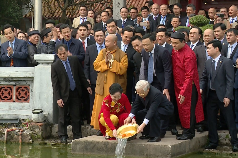 Tổng Bí thư, Chủ tịch nước Nguyễn Phú Trọng và Phu nhân cùng kiều bào tham dự Chương trình Xuân Quê hương năm 2019 thực hiện nghi thức thả cá chép theo phong tục truyền thống. Ảnh TTXVN