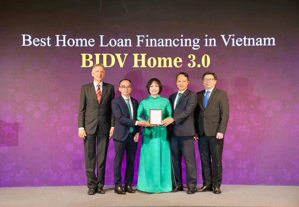 Đại diện BIDV nhận giải thưởng Sản phẩm vay nhà ở tốt nhất Việt Nam Đại diện BIDV nhận giải thưởng Sản phẩm vay nhà ở tốt nhất Việt Nam