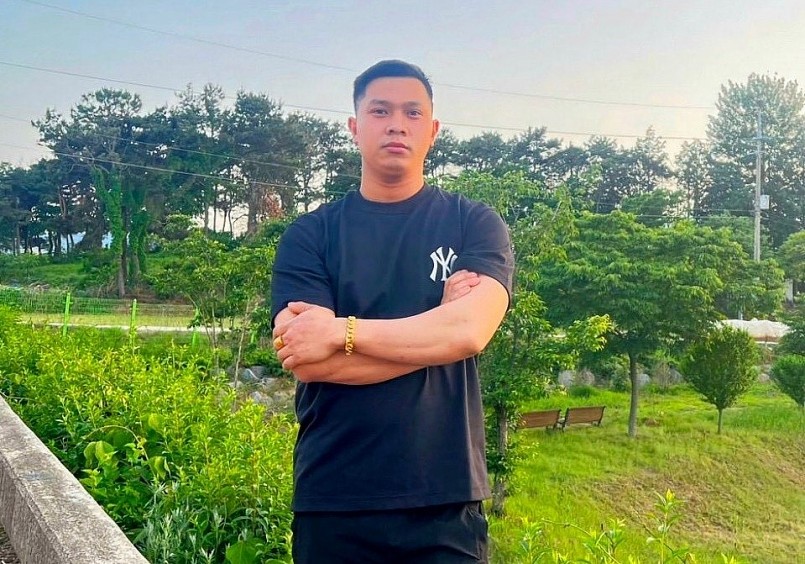 Nhờ thường xuyên giải nhiệt cuộc sống sau mỗi trận đá bóng với Trà Xanh Không Độ, anh Nguyễn Công Pháp đã may mắn trúng Iphone 15 Promax 521G. (Ảnh: NVCC)