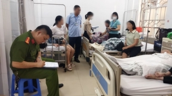 Nhóm du khách Cao Bằng phải nhập viện sau bữa ăn tối tại nhà hàng ở TP Hạ Long