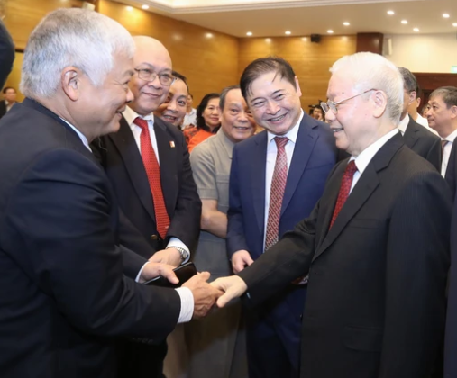 Tổng Bí thư Nguyễn Phú Trọng trao đổi với các đại biểu trước giờ khai mạc lễ kỷ niệm