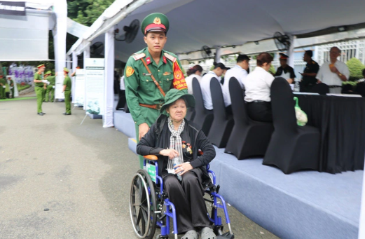 Bà Trần Thị Kim Hiến với căn bệnh suy tim cùng đôi chân yếu khó đi lại được vẫn có mặt rất sớm để viếng Tổng Bí thư Nguyễn Phú Trọng - Ảnh: Cẩm Nương