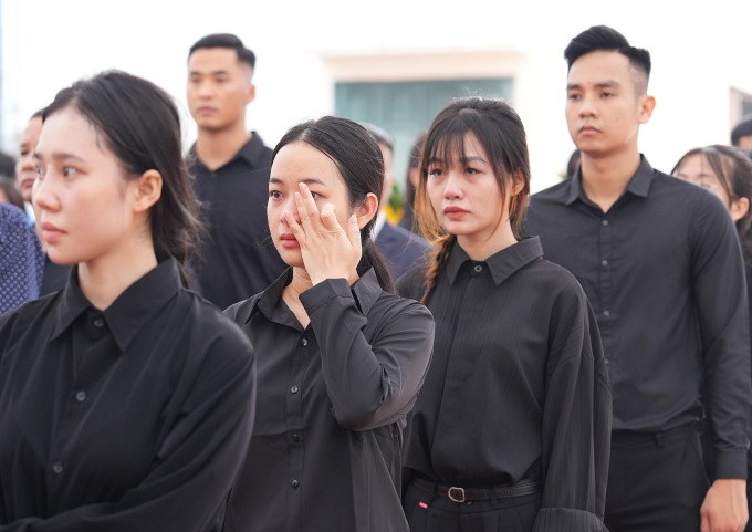 Nhiều người bật khóc khi vào viếng, thắp hương trước di ảnh Tổng Bí thư. Ảnh: Võ Hải