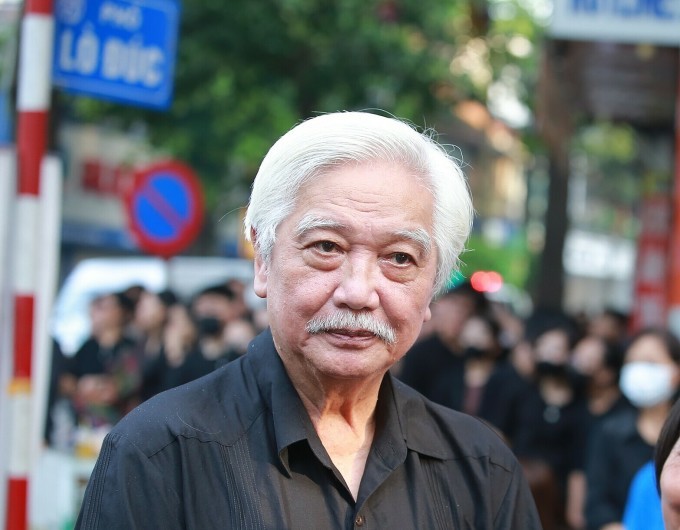 Nhà sử học Dương Trung Quốc trên phố Lò Đúc. Ảnh: Phạm Chiểu