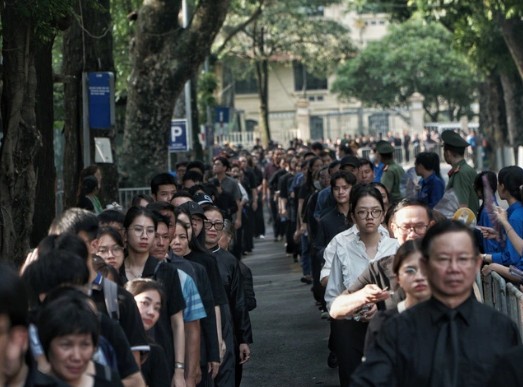 7h30, hàng ngàn người từ đường Nguyễn Huy Tự đã xếp hàng dài hàng cây số tới đường Trần Thánh Tông để chờ vào viếng Tổng Bí Thư Nguyễn Phú Trọng - Ảnh: PHẠM TUẤN