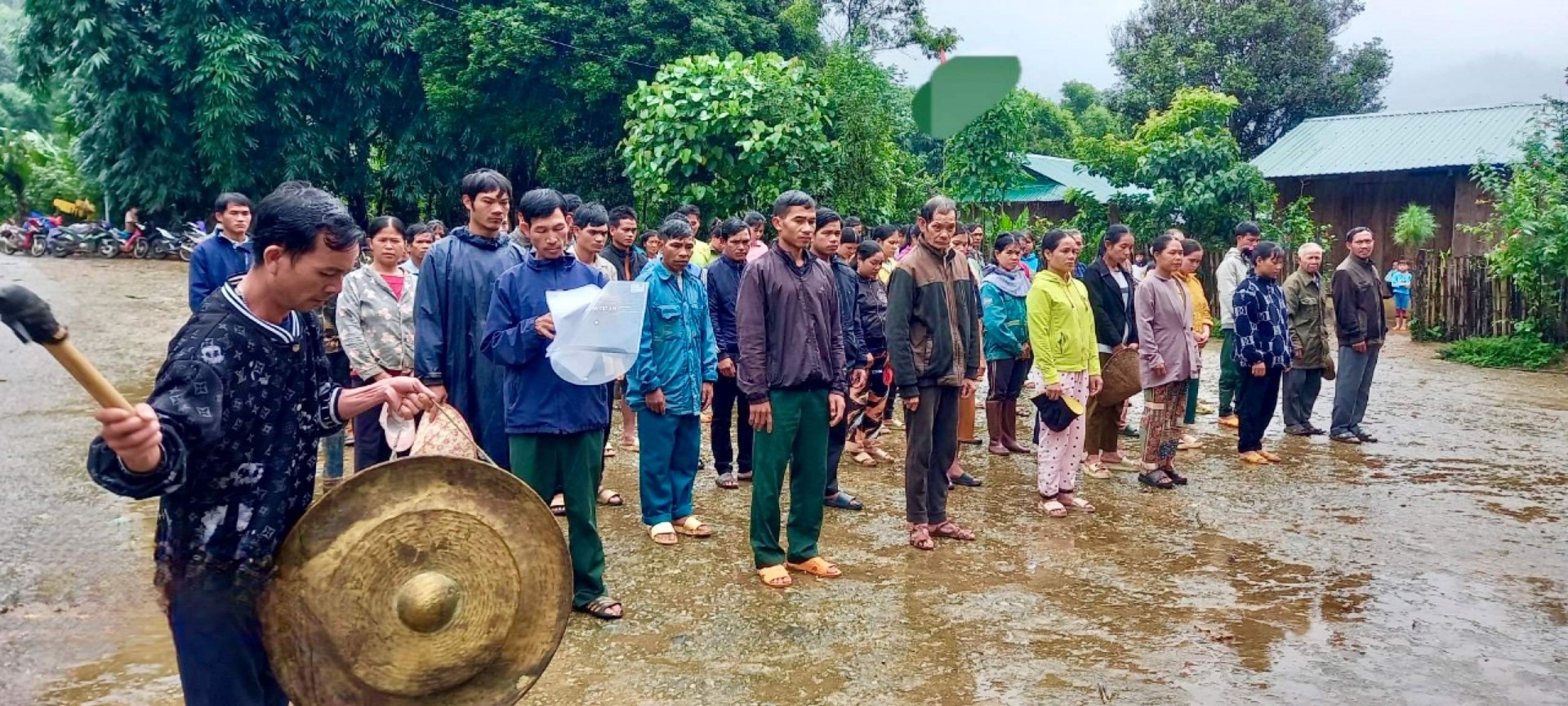 Giữa tiết trời mưa gió, người dân vẫn tập trung rất đông để tiễn biệt và tưởng nhớ đến Tổng Bí thư Nguyễn Phú Trọng. Giữa tiết trời mưa gió, người dân vẫn tập trung rất đông để tiễn biệt và tưởng nhớ đến Tổng Bí thư Nguyễn Phú Trọng.