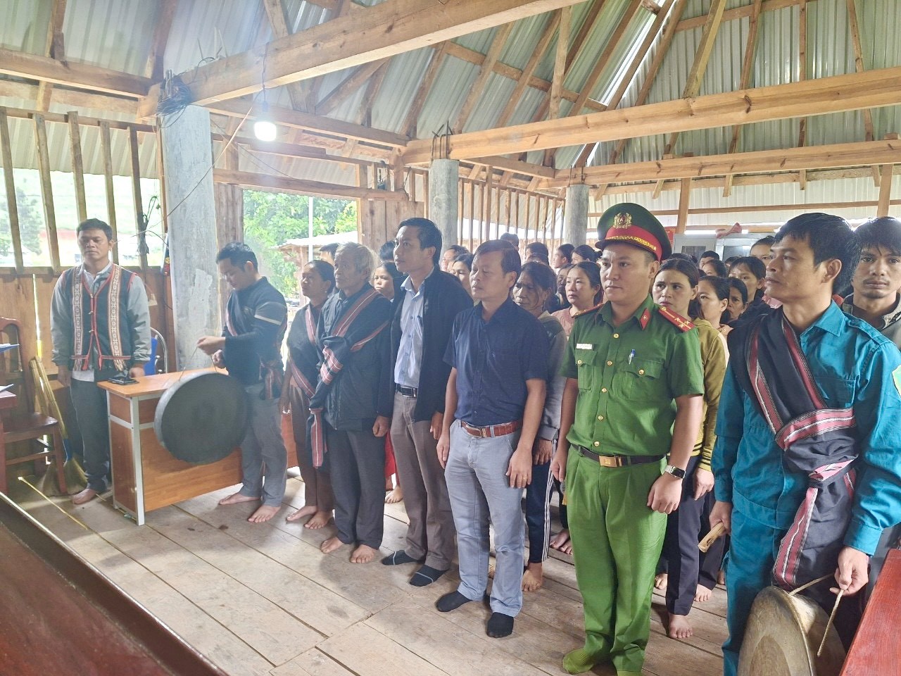 Người dân trong thôn vô vùng yêu quý Tổng Bí thư Nguyễn Phú Trọng, lấy tấm gương đạo đức, lời chỉ dạy của người để sống, học tập. Người dân trong thôn vô vùng yêu quý Tổng Bí thư Nguyễn Phú Trọng, lấy tấm gương đạo đức, lời chỉ dạy của người để sống, học tập.