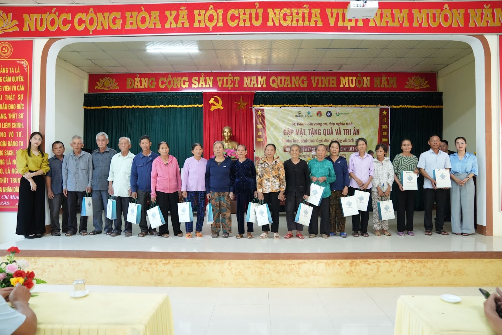 Phòng khám St. Paul thực hiện chương trình \'Ghi công ơn - đáp nghĩa tình\'