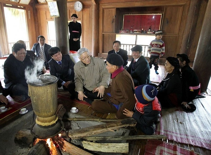 Tổng Bí thư Nguyễn Phú Trọng thăm, tặng quà Tết cụ Hoàng Văn Bảo (nhân chứng lịch sử Đại hội đại biểu toàn quốc lần thứ II của Đảng) ở xã Kim Bình, huyện Chiêm Hoá (tỉnh Tuyên Quang), ngày 28/1/2011. (Ảnh: Trí Dũng/TTXVN)