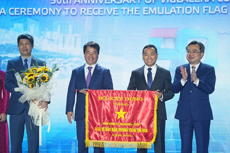 Bộ trưởng Bộ Xây dựng Nguyễn Thanh Nghị trao tặng Cờ thi đua cho Tổng Công ty Viglacera – CTCP.