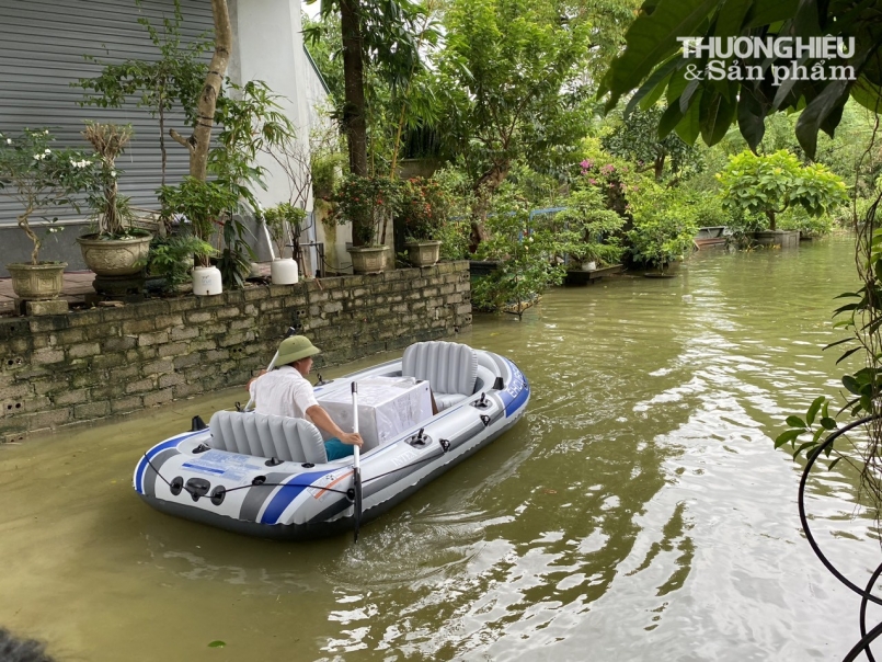 Người dân vùng lũ Chương Mỹ "khốn khổ" sống giữa biển nước, hoạt động sản xuất kinh doanh bị xáo trộn