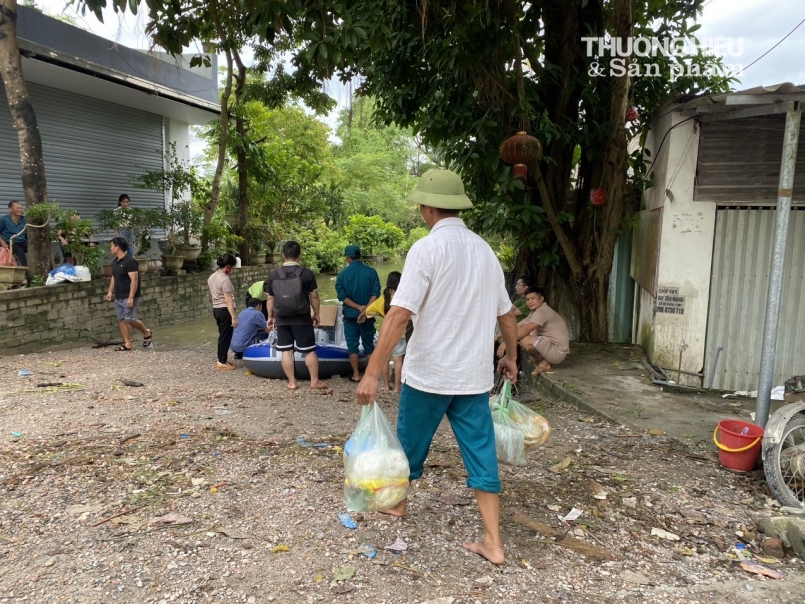 Người dân vùng lũ Chương Mỹ "khốn khổ" sống giữa biển nước, hoạt động sản xuất kinh doanh bị xáo trộn