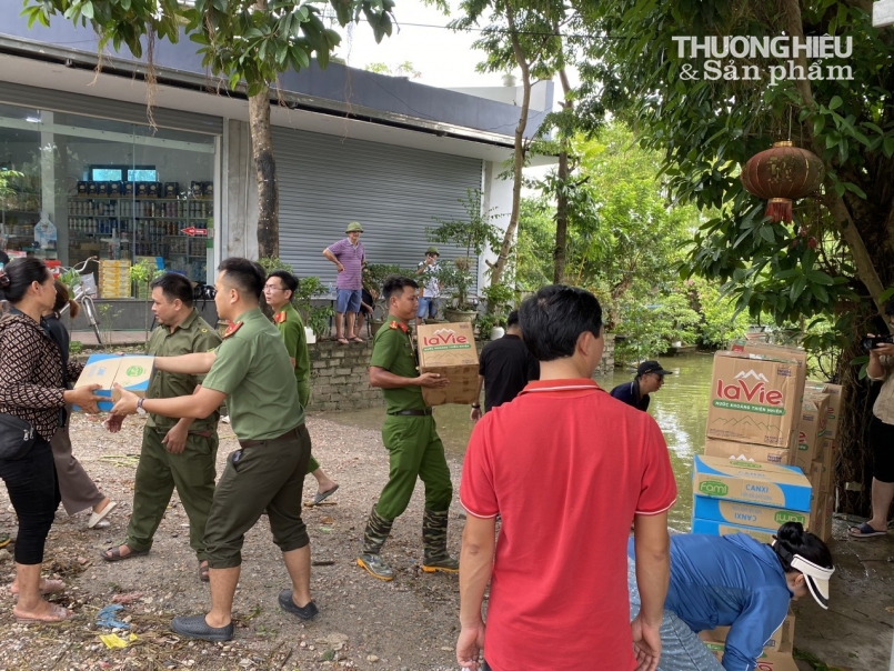 Người dân vùng lũ Chương Mỹ "khốn khổ" sống giữa biển nước, hoạt động sản xuất kinh doanh bị xáo trộn