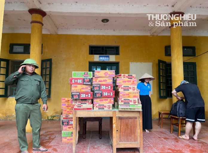 Người dân vùng lũ Chương Mỹ "khốn khổ" sống giữa biển nước, hoạt động sản xuất kinh doanh bị xáo trộn