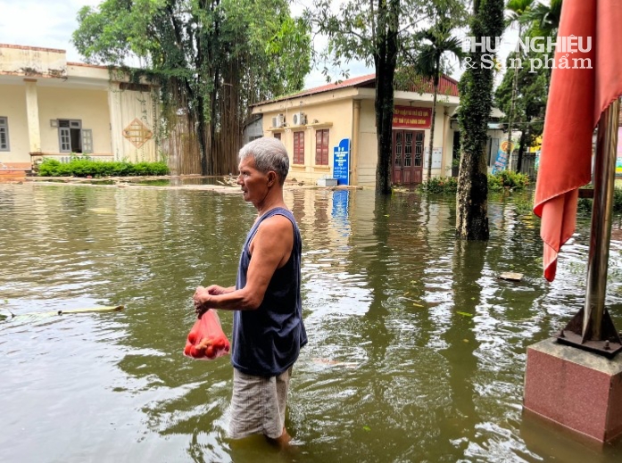 Người dân vùng lũ Chương Mỹ "khốn khổ" sống giữa biển nước, hoạt động sản xuất kinh doanh bị xáo trộn
