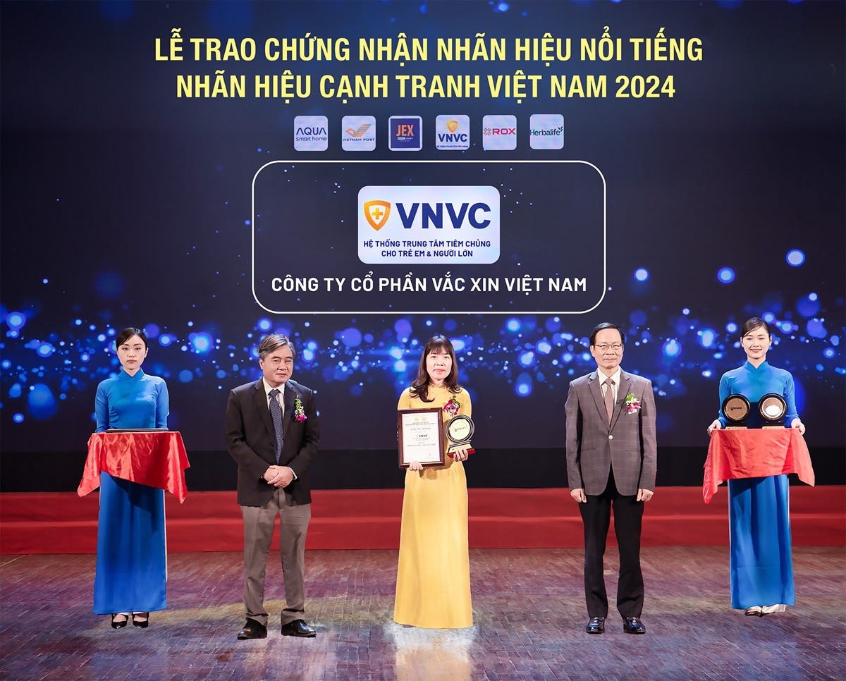 Đại diện Hệ thống trung tâm tiêm chủng VNVC nhận chứng nhận top 10 “Nhãn hiệu nổi tiếng Việt Nam 2024” ngày 31/7.