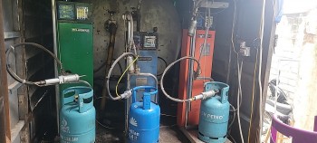 Bắt quả tang cơ sở san, chiết, nạp khí LPG trái phép ở Hà Nội
