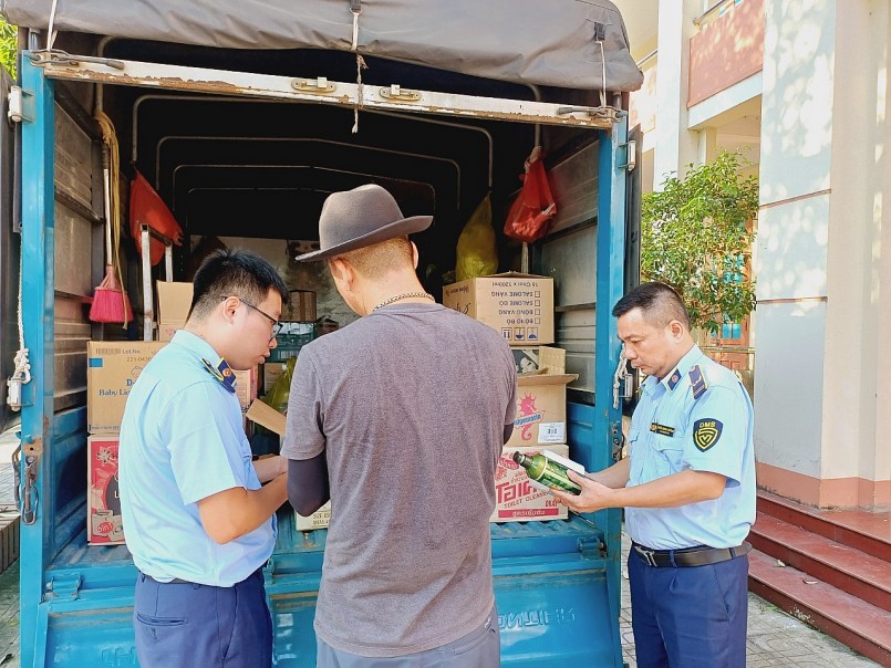 Phát hiện phương tiện vận chuyển gần 2.000 sản phẩm kẹo, mỹ phẩm nhập lậu