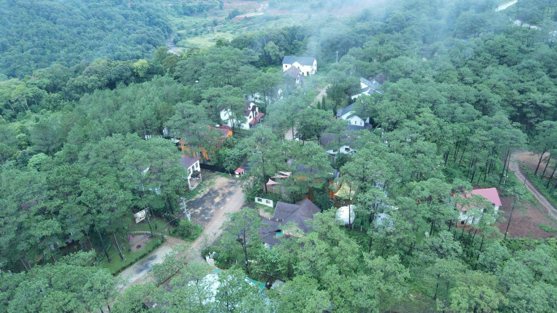 . Hầu hết các dự án đều ở thị trấn Măng Đen nơi nổi tiếng với vẻ đẹp hữu tình và thơ mộng. . Hầu hết các dự án đều ở thị trấn Măng Đen nơi nổi tiếng với vẻ đẹp hữu tình và thơ mộng.