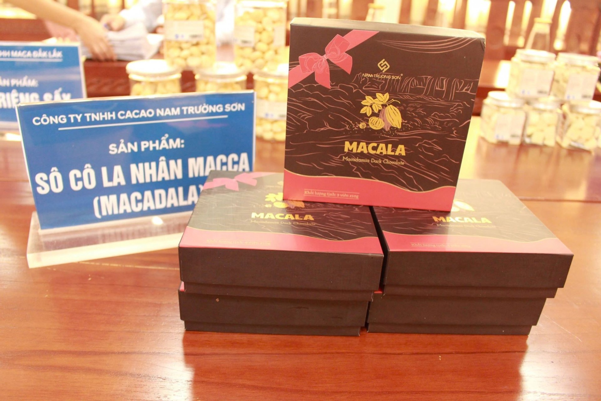 Sô cô la nhân Macca (macala) của Công ty TNHH Ca cao Nam Trường Sơn. Sô cô la nhân Macca (macala) của Công ty TNHH Ca cao Nam Trường Sơn.