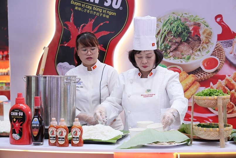 Nghệ nhân Lê Thị Thiết - chủ tịch CLB Phở Nam Định sử dụng nhiều gia vị Chin-su để nấu món phở bò