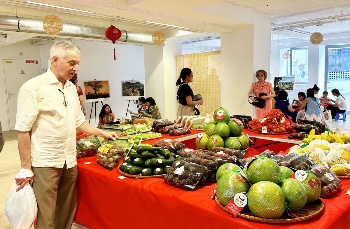 Nông sản, hàng hóa Việt Nam được giới thiệu ở Lễ hội quảng bá văn hóa, nông sản Việt Nam tại Pháp tháng 6-2024. Ảnh: Nguyễn Hường. Nông sản, hàng hóa Việt Nam được giới thiệu ở Lễ hội quảng bá văn hóa, nông sản Việt Nam tại Pháp tháng 6-2024. Ảnh: Nguyễn Hường.