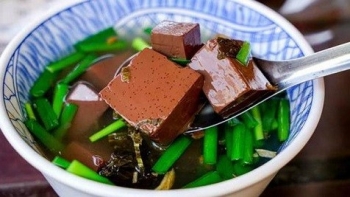 Người đàn ông 50 tuổi ở Thái Nguyên tử vong sau 3 ngày ăn tiết canh đã luộc chín