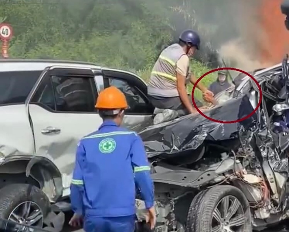 Chiếc Volvo XC90 tối màu biến dạng nặng sau tai nạn nhưng người lái xe dường như không bị thương. Ảnh: Báo Người Lao Động