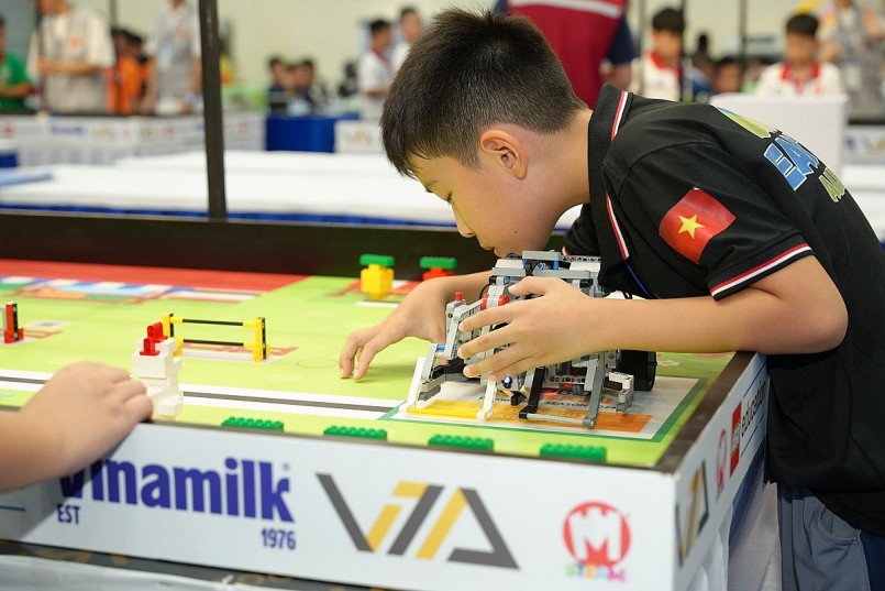 Thí sinh tập trung tìm giải pháp để robot thực hiện các thử thách trong đề thi. Ảnh: Vi Nam Thí sinh tập trung tìm giải pháp để robot thực hiện các thử thách trong đề thi. Ảnh: Vi Nam