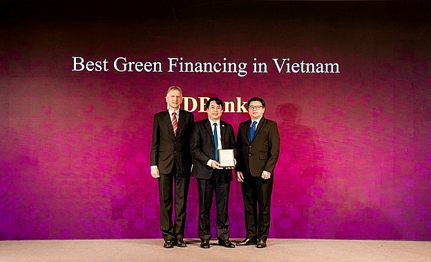 Đại diện Lãnh đạo HDBank nhận giải thưởng từ The Asian Banker Đại diện Lãnh đạo HDBank nhận giải thưởng từ The Asian Banker