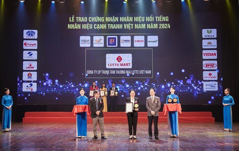 Đại diện LOTTE Mart nhận danh hiệu Nhãn hiệu nổi tiếng từ Ban tổ chức Đại diện LOTTE Mart nhận danh hiệu Nhãn hiệu nổi tiếng từ Ban tổ chức