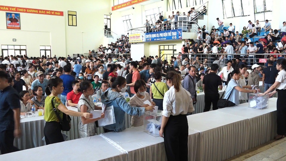 Phiên đấu giá gây sốt thị trường tại huyện Thanh Oai ngày 10/8. Phiên đấu giá gây sốt thị trường tại huyện Thanh Oai ngày 10/8.