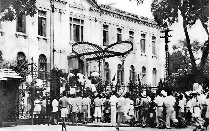 Đoàn người biểu tình ngày 19/8/1945 trước cửa Bắc Bộ Phủ (Hà Nội). Ảnh tư liệu. Đoàn người biểu tình ngày 19/8/1945 trước cửa Bắc Bộ Phủ (Hà Nội). Ảnh tư liệu.