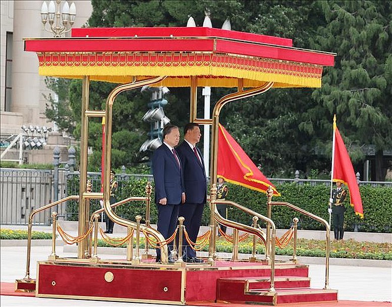 Tổng Bí thư, Chủ tịch nước Tô Lâm và Tổng Bí thư, Chủ tịch nước Trung Quốc Tập Cận Bình trên bục danh dự, nghe quân nhạc cử Quốc thiều hai nước Tổng Bí thư, Chủ tịch nước Tô Lâm và Tổng Bí thư, Chủ tịch nước Trung Quốc Tập Cận Bình trên bục danh dự, nghe quân nhạc cử Quốc thiều hai nước